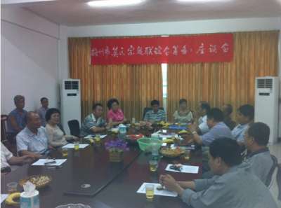 到会代表出谋划策，各抒己见.jpg
