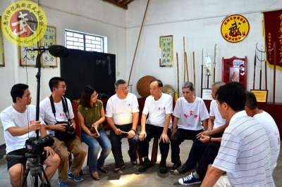 《岭南英雄传》节目组记者采访莫坤雄、莫德裕、莫玉林、莫访通、莫永传、莫光华、莫志.jpg